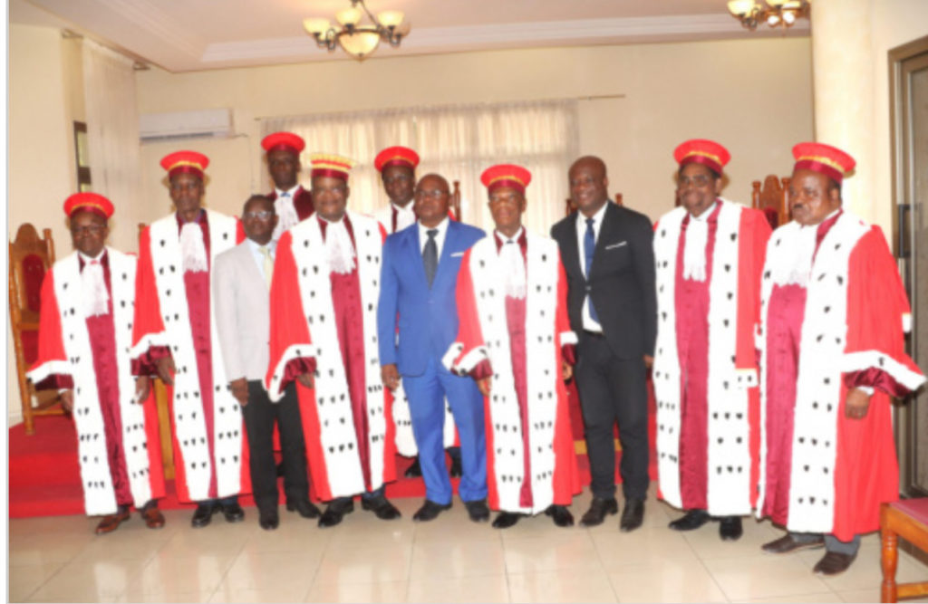 Ve République: Prestation De Serment De Trois Médecins Pour Évaluer L’Aptitude Physique Et Mentale Des Futurs Candidats Aux Plus Hautes Fonctions De L’État.