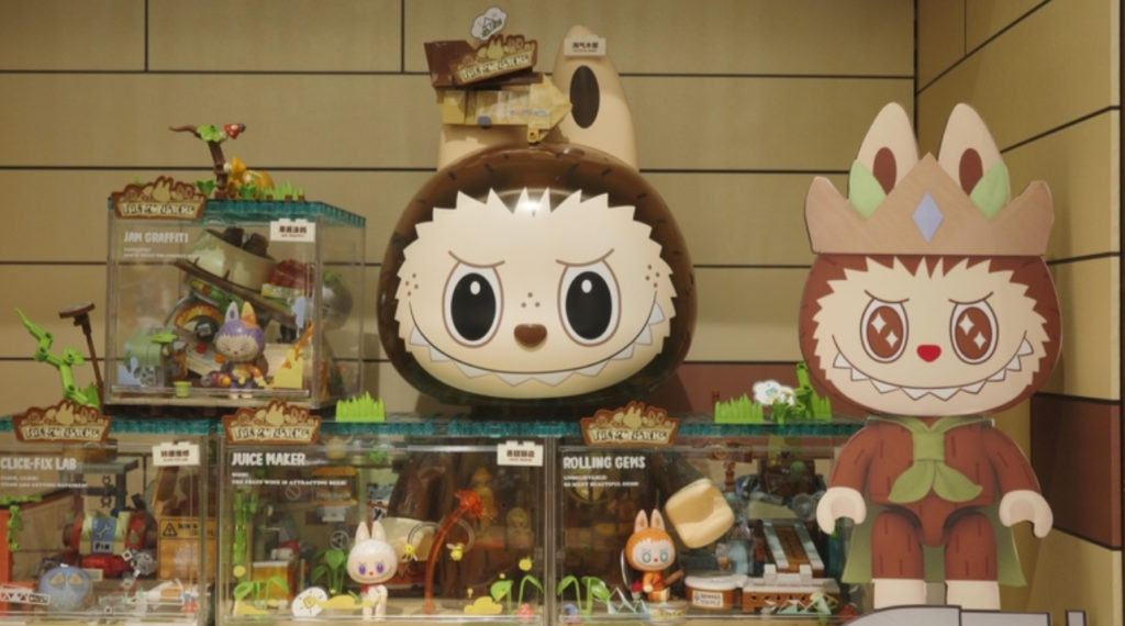 La Folie Labubu Envahit La Planète, DéclenchantUn Phénomène De Mode Et Une Frénésie D’Achats