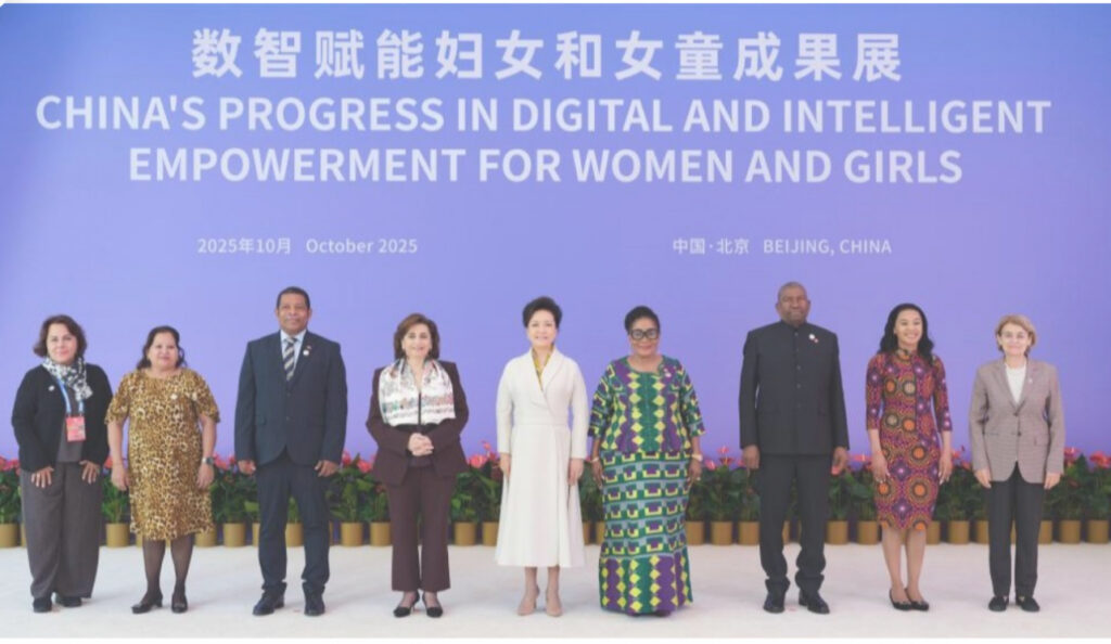 Peng Liyuan Visite Une Exposition Sur L’Autonomisation Numérique Et Intelligente Des Femmes Et Des Filles