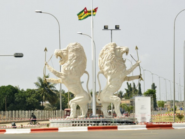 POLÉMIQUE LIÉE À LA RÉFLEXION DU PROF. TRIMUA SUR LA Ve RÉPUBLIQUE : LA CONSTITUTION TOGOLAISE EST-ELLE UNE REFORME INSTITUTIONNELLE INNOVANTE ET UNE RÉPONSE AUX CRISES POLITIQUES RÉCURRENTES ?