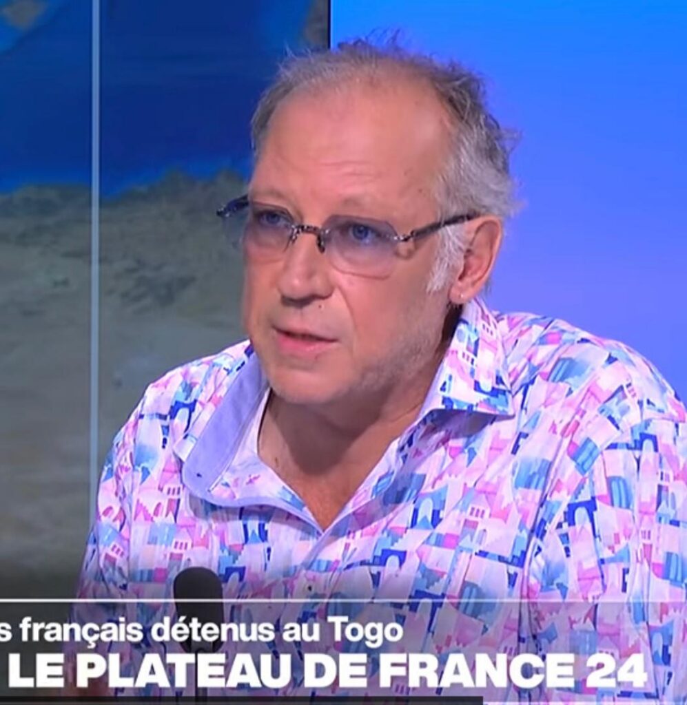 TOGO : APRÈS 36 JOURS DE DÉTENTION, GAËL MOCAËR TÉMOIGNE D’UN TRAITEMENT « TOUT À FAIT ACCEPTABLE »